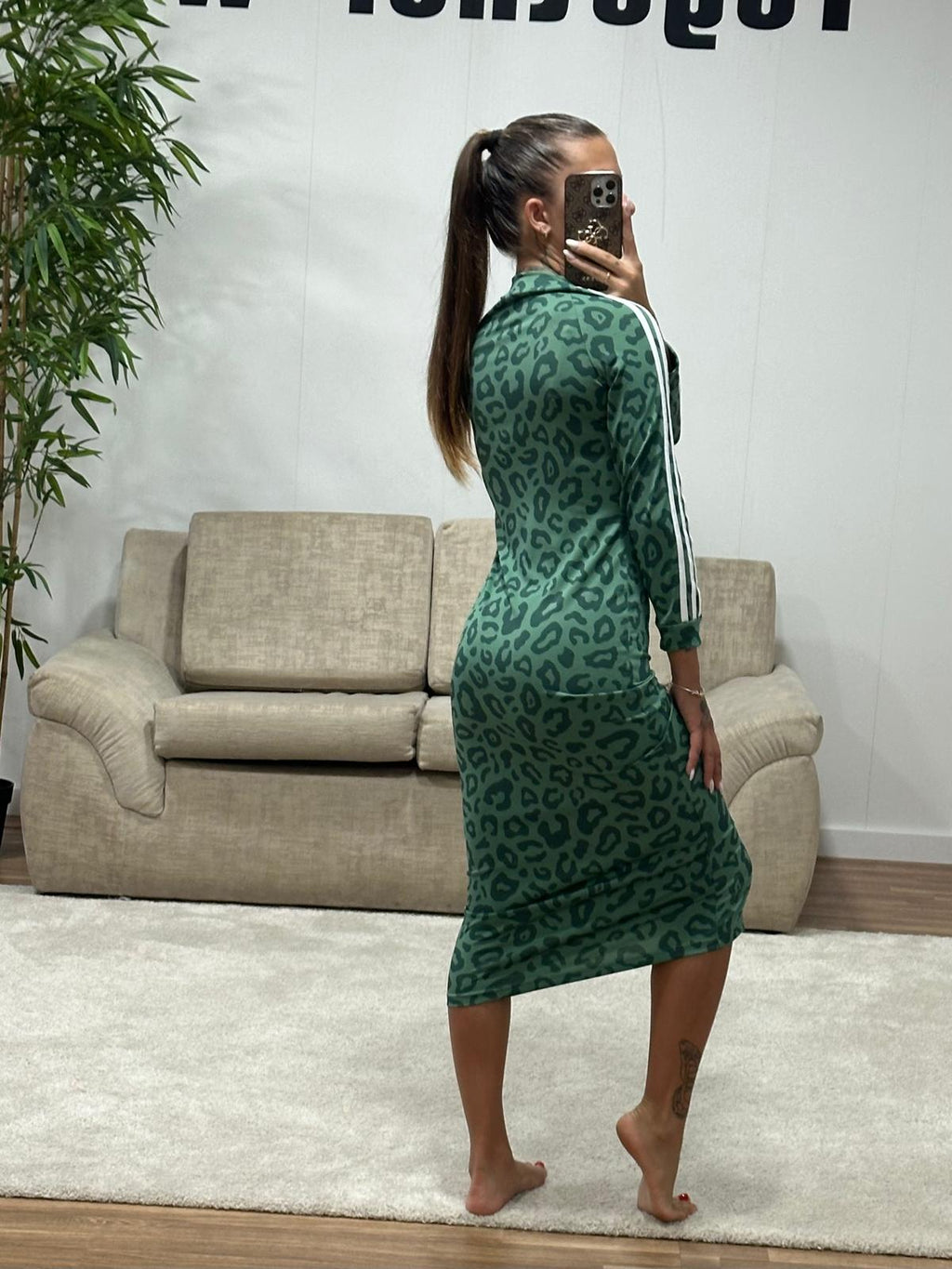 Vestido midi ajustado de manga larga con animal print