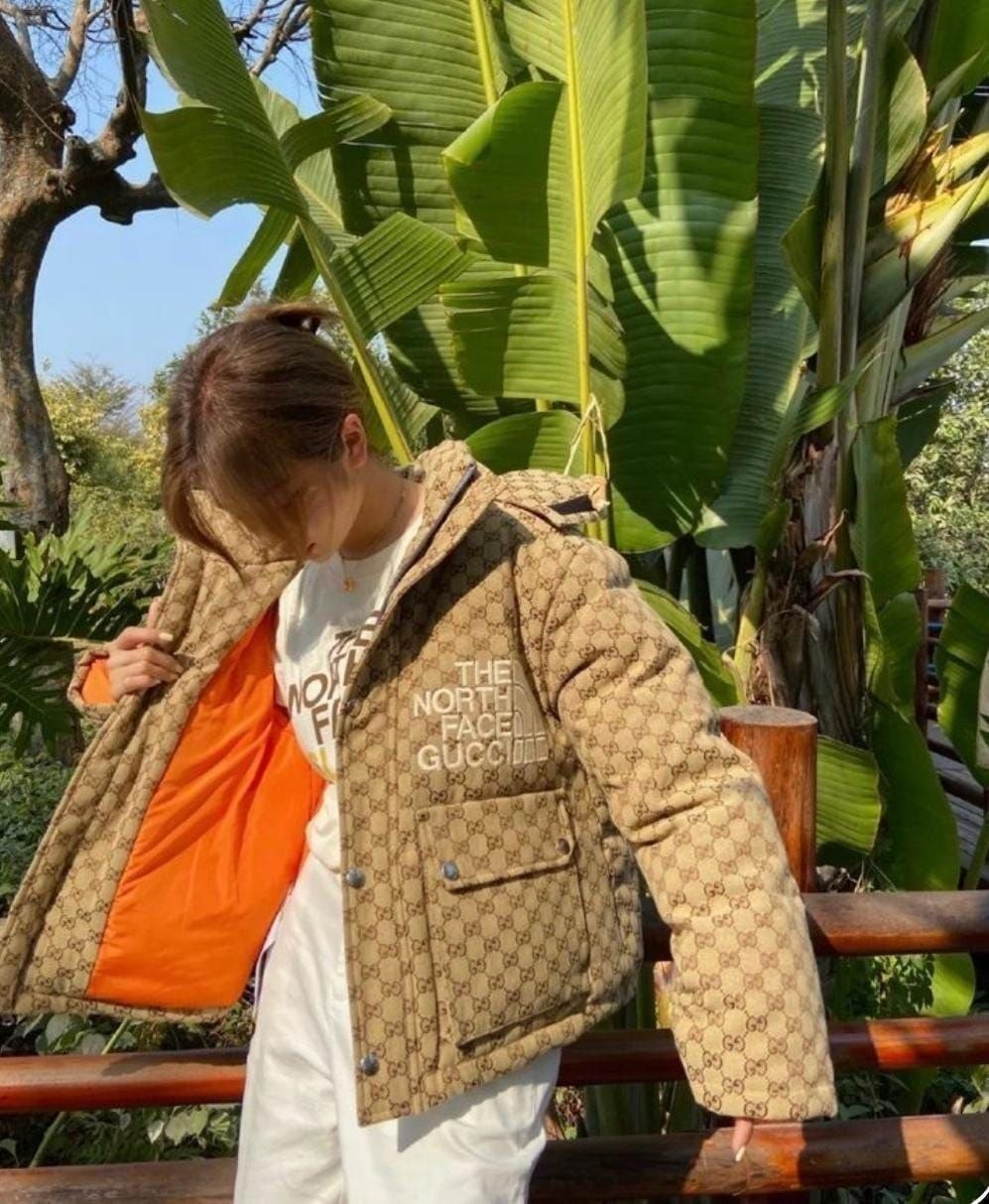 Chaqueta acolchada unisex estilo urbano beige con monograma