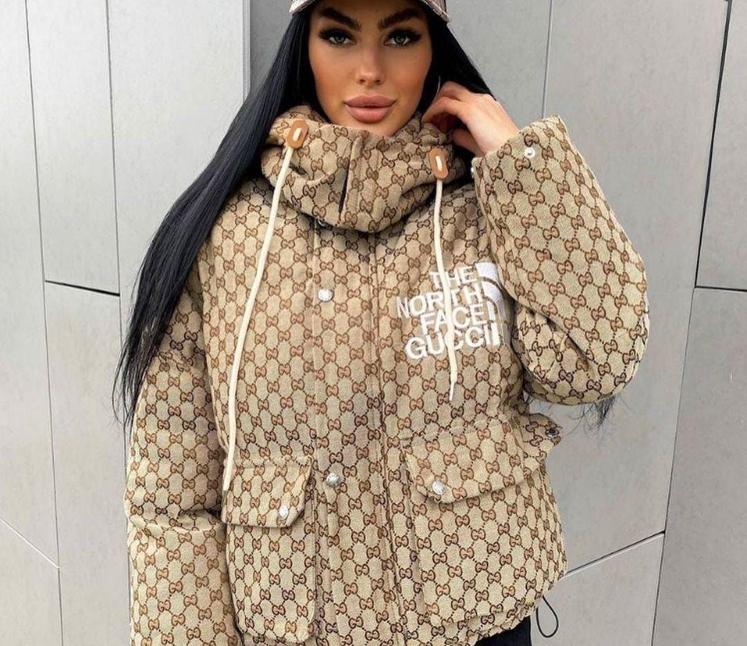 Chaqueta acolchada unisex estilo urbano beige con monograma