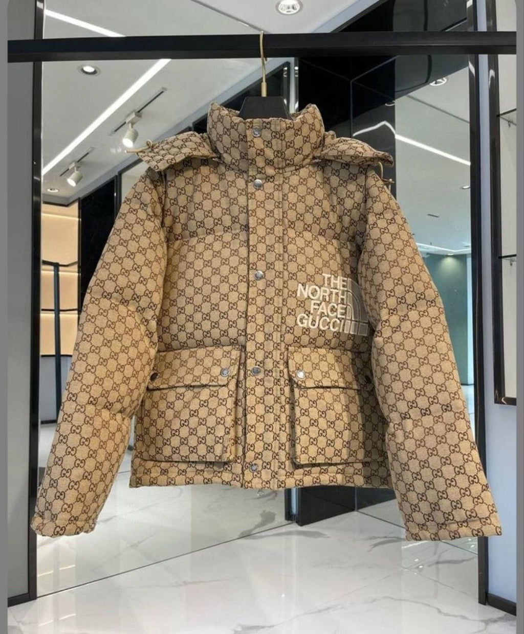 Chaqueta acolchada unisex estilo urbano beige con monograma