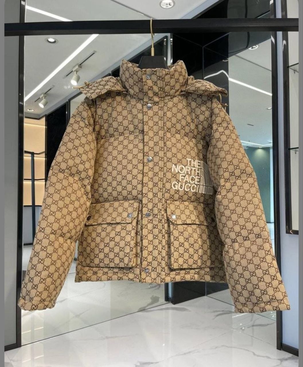 Chaqueta acolchada unisex estilo urbano beige con monograma