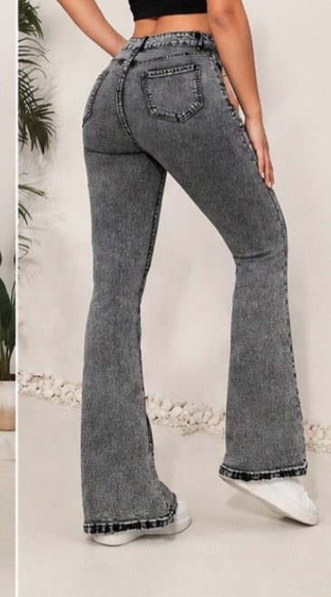 Jeans Flare Push Up – Gris Lavado con Bolsillos Delanteros