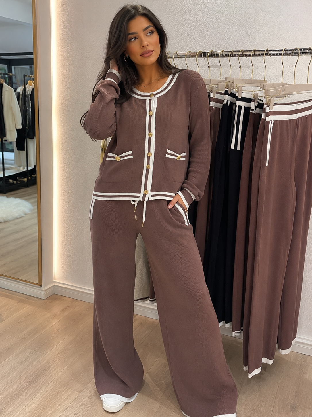 Conjunto de Punto Elegance – Chaqueta Cropped y Pantalón Palazzo